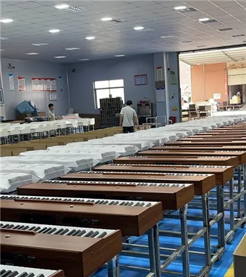 Một người chú chơi đàn piano điện trong khi bán rau.